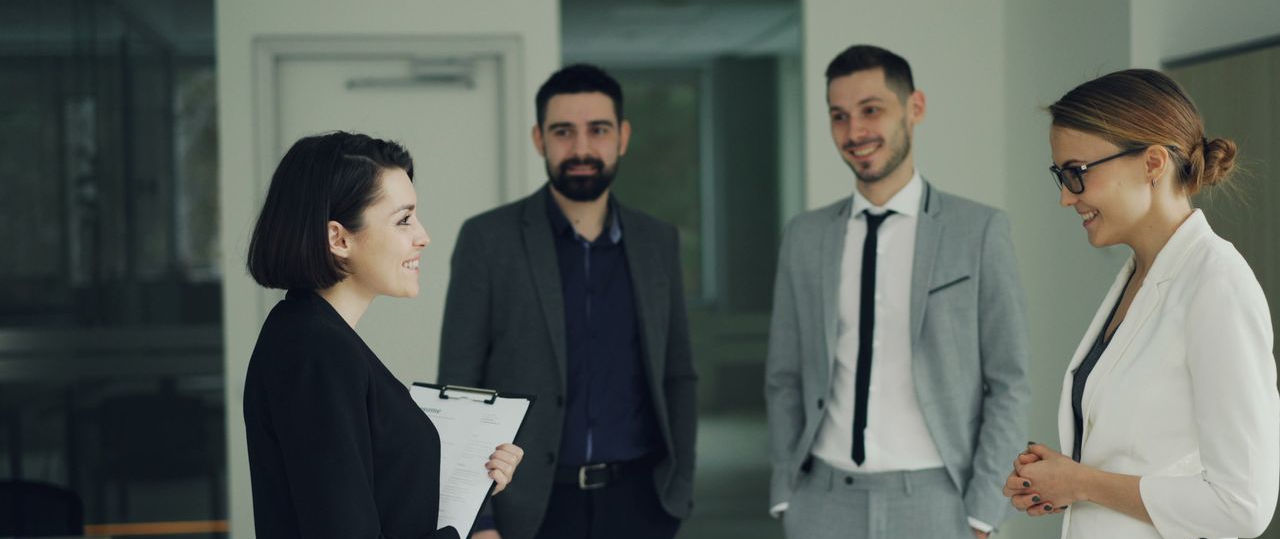 Equipe de profissionais em reunião