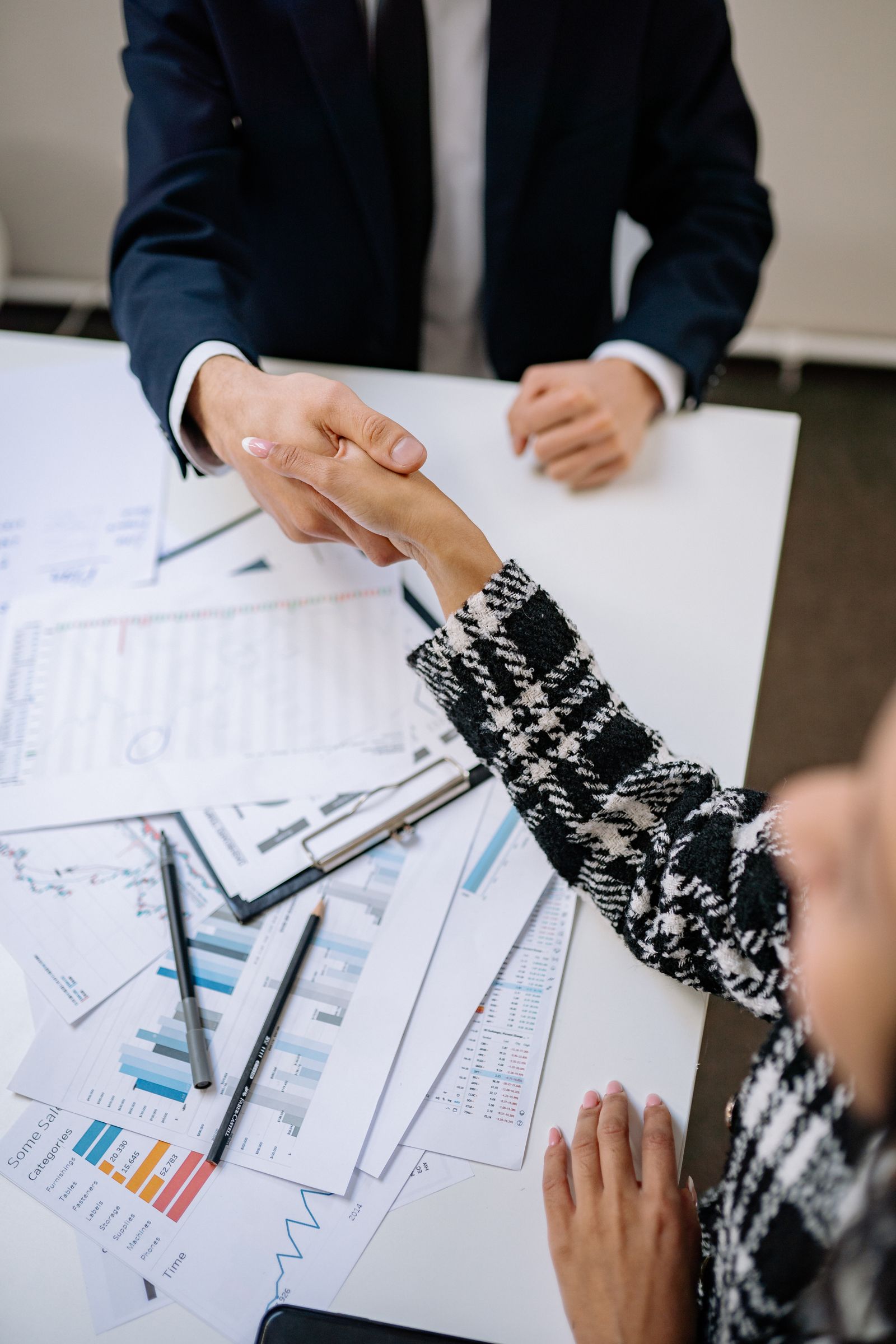 Profissionais em conversa sobre oportunidades de negócios