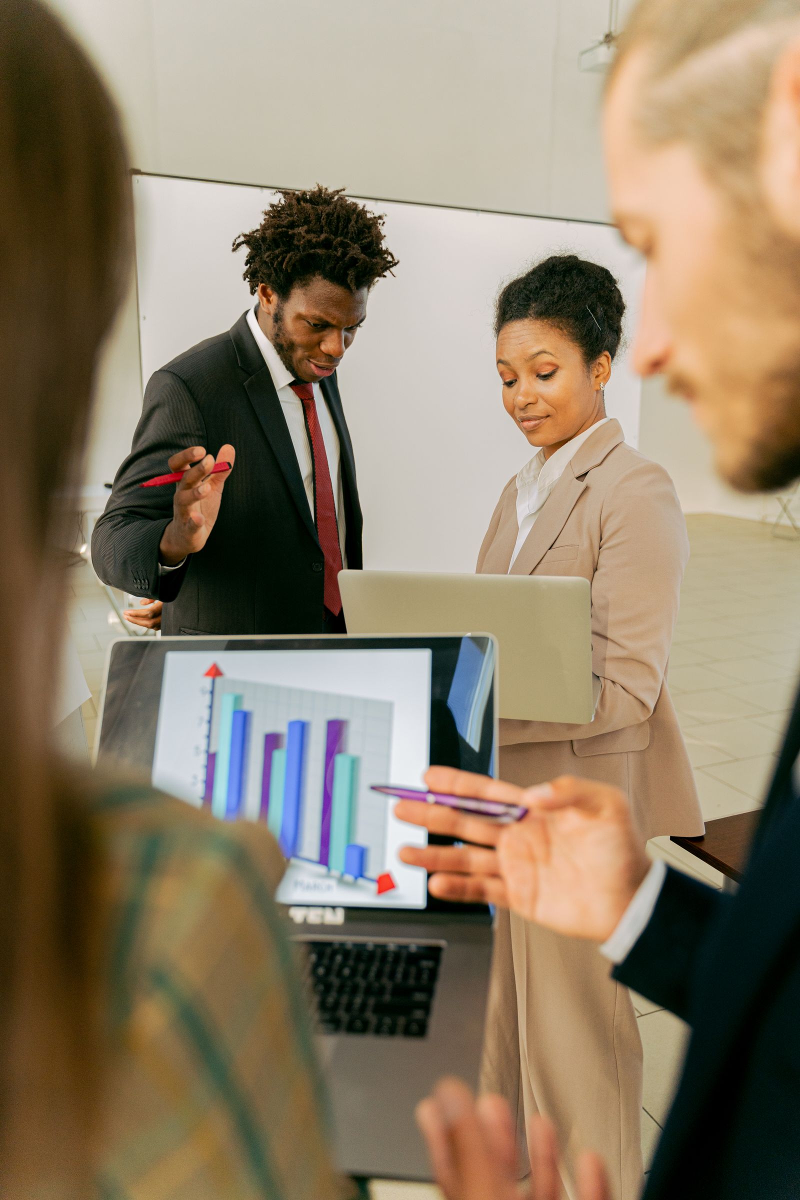 Empreendedores conversando sobre soluções para seus negócios